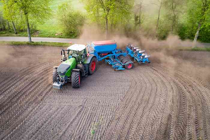 Acker mit Traktor - © Countrypixel - stock.adobe.com