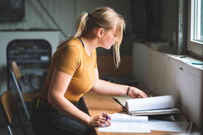 Frau bearbeitet Unterlagen - © Countrypixel - stock.adobe.com