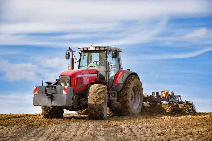 Traktor auf Feld - © Countrypixel - stock.adobe.com