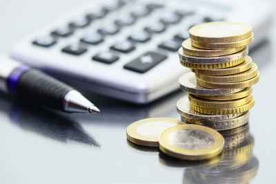 Taschenrechner, Münzen und Kugelschreiber