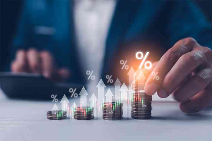 Mann mit Münzen - © Suriya - stock.adobe.com