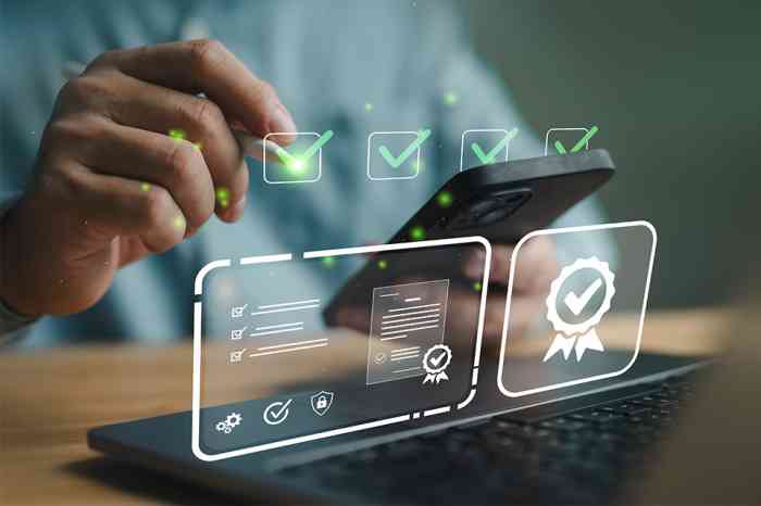 Mann mit Smartphone und Laptop - © somyuzu - stock.adobe.com