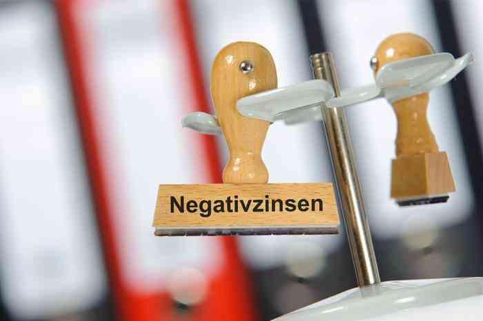 Stempel mit Aufschrift Negativzinsen - © Wolfilser - stock.adobe.com