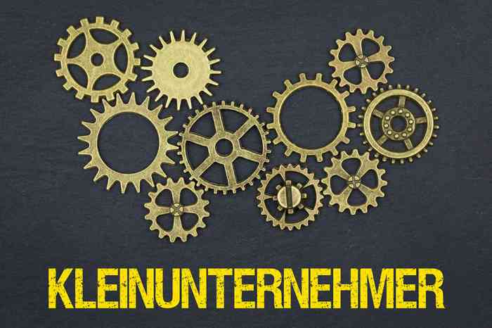 Zahnräder und Schriftzug Kleinunternehmer - © magele-picture - stock.adobe.com