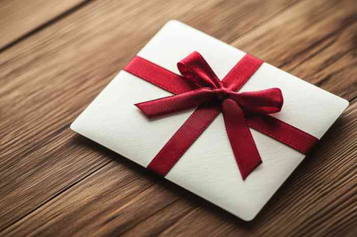Geschenkumschlag mit Schleife - © Usman - stock.adobe.com