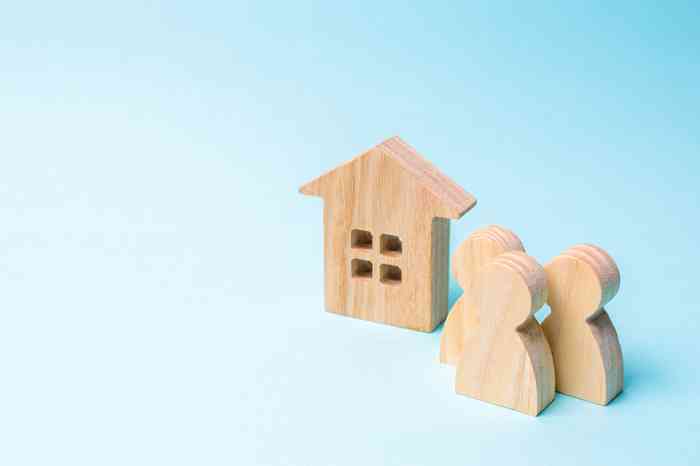 Holzhäuschen und Holzfiguren - © Andrii Yalanskyi - stock.adobe.com