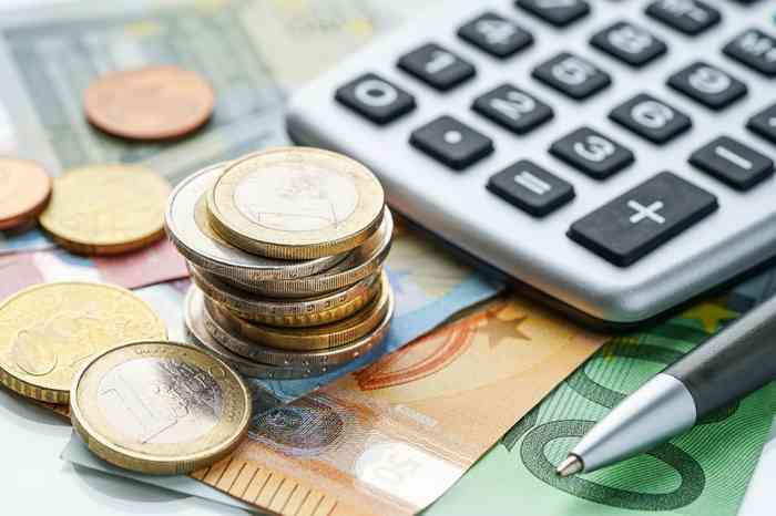 Münzen und Taschenrechner - © jd-photodesign - stock.adobe.com