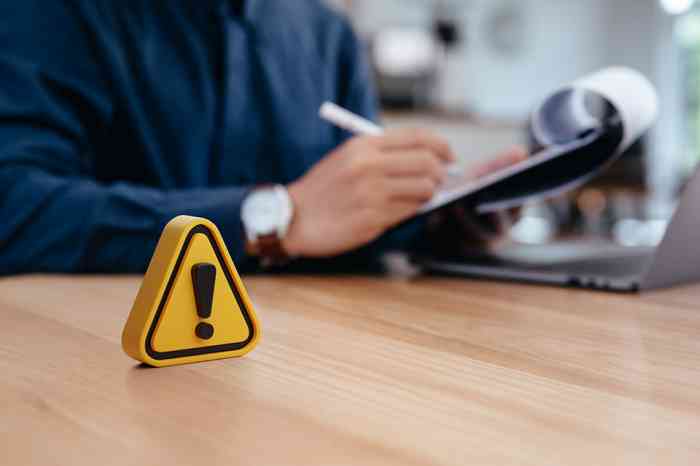 schwarzes Rufzeichen auf gelbem Dreieck - © Kannapat - stock.adobe.com