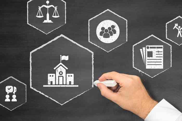 Person malt Zeichen auf Tafel mit Kreide - © CrazyCloud - stock.adobe.com