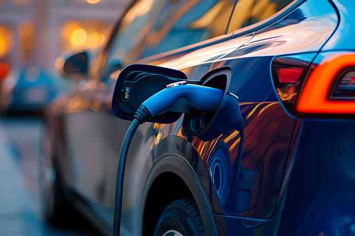 E-Auto beim Aufladen - © Picgaxel - stock.adobe.com