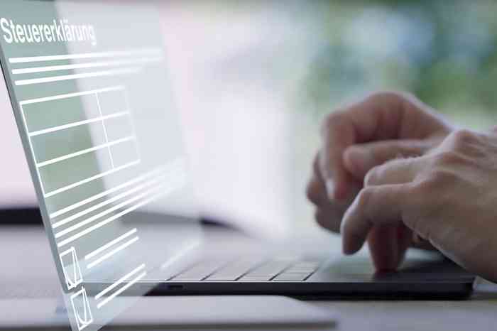 Hände auf Laptoptastatur - © keBu.Medien - stock.adobe.com