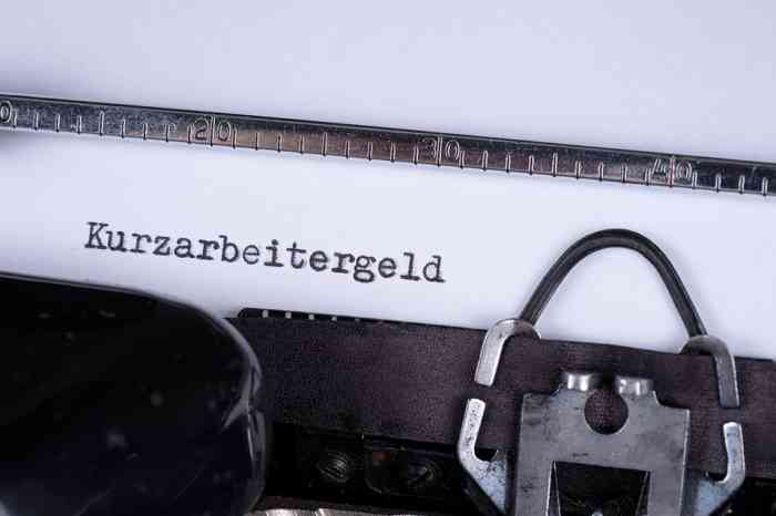 Schreibmaschine mit Aufschrift Kurzarbeitergeld - © kelifamily - stock.adobe.com