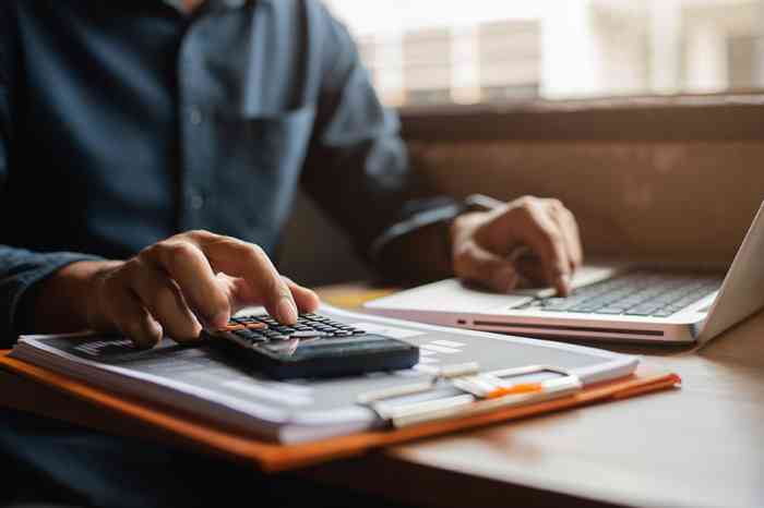 Person mit Taschenrechner - © NINENII - stock.adobe.com