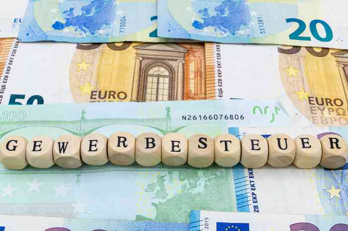 Aufschrift Gewerbesteuer auf Holzwürfel vor Geldscheinen - © pusteflower9024 - stock.adobe.com