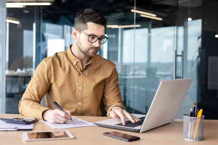 Mann mit Laptop - © Tetiana - stock.adobe.com