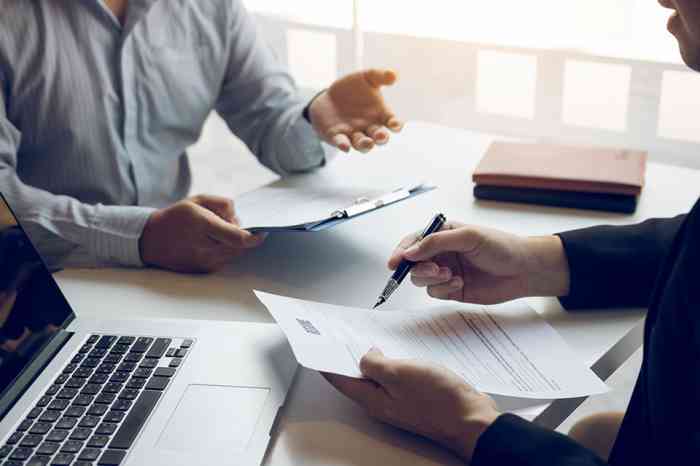 Personen im Gespräch - © wutzkoh - stock.adobe.com